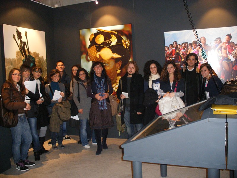 Gli studenti  del corso  con Katina Genero, direttrice artistica mostra Passages. Photography in Africa 