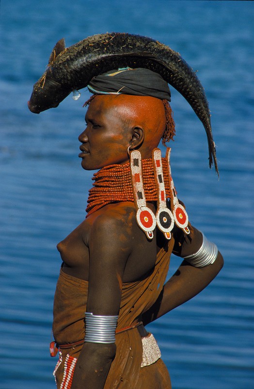 Turkana bride carrying fish di A. Fisher e C. Beckwith in Passages. Photography in Africa, Museo di Scienze naturali di Torino