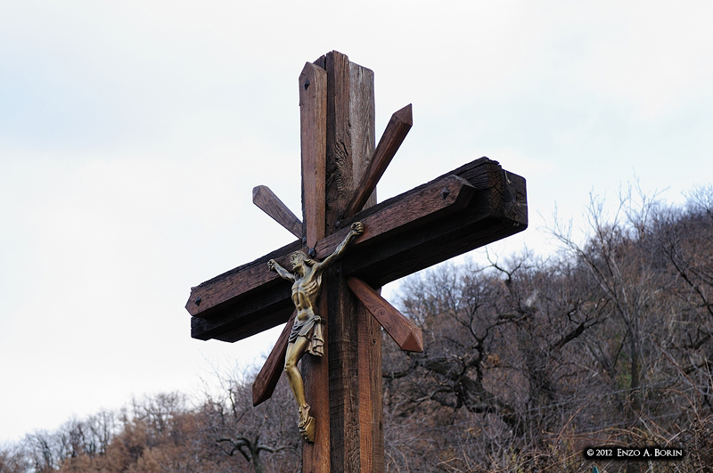 Crocifisso ligneo dinanzi alla statua Regina della Pace 