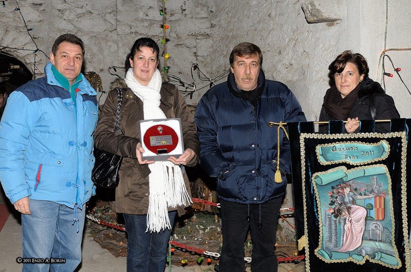 Felice Giugler, presidente della Pro Loco, con Elena Parisio, sindaco di Quassolo, e Maurizio Rotundo vincitore del Premio 