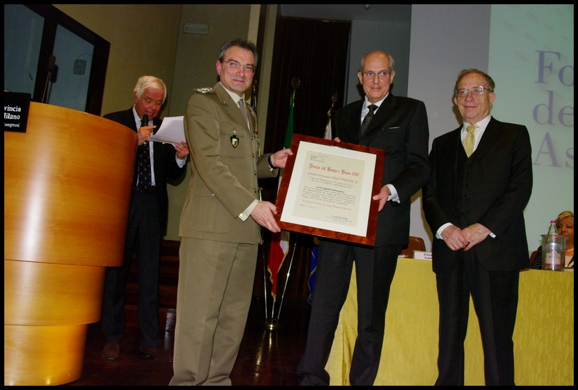 il Prefetto Francesco Paolo Tronca, Capo Dipartimento Nazionale dei Vigili del Fuoco riceve il Premio Buono e Bravo  