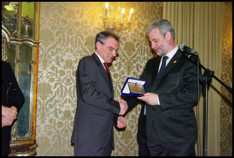 il Governatore del Rotary Distretto 2040, Ettore Roche, consegna il più alto riconoscimento rotariano, il Paul Harris