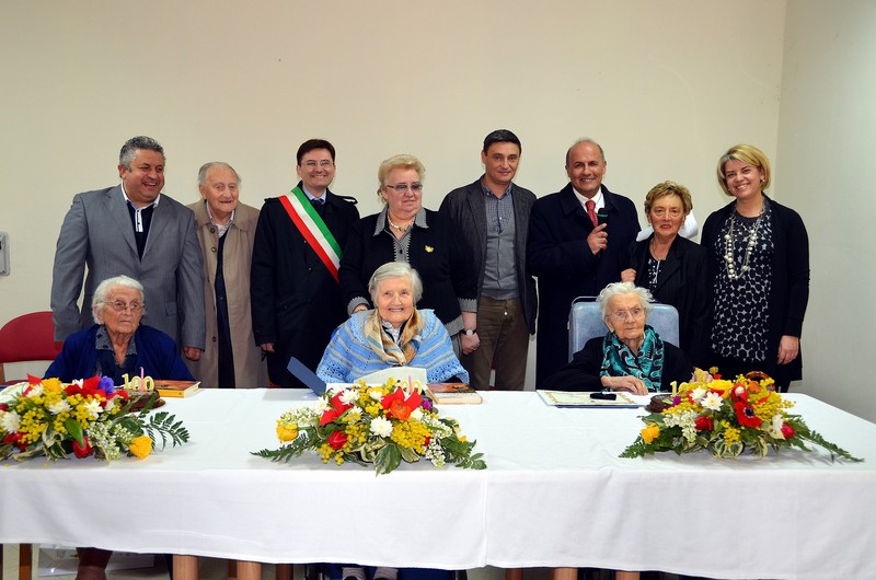 Ernesta, Antonia e Angela con le autorità  