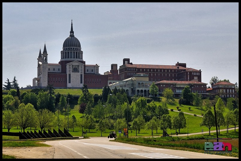 Il colle don Bosco e la maestosa Basilica