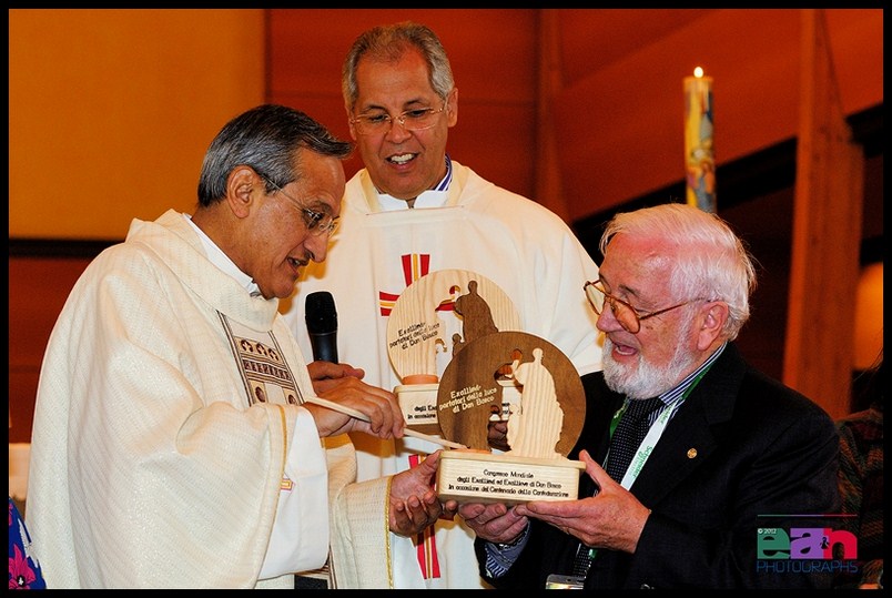 Don Pascual Chavez accende la lampada di Michelangelo Bianco