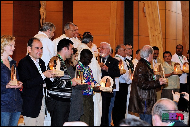 La consegna della lampada lignea ai rappresentanti di tutte le nazioni presenti