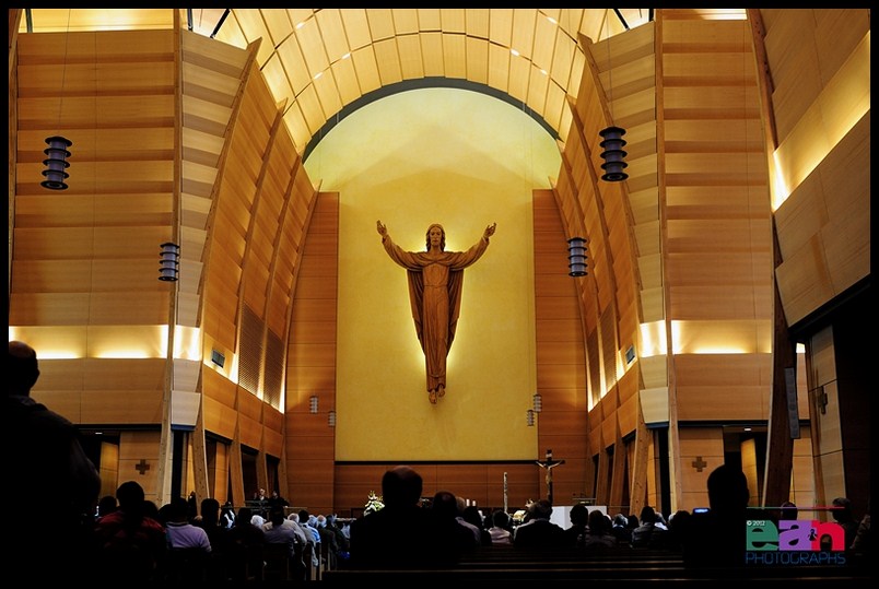 L'interno della Basilica e il Cristo ligneo
