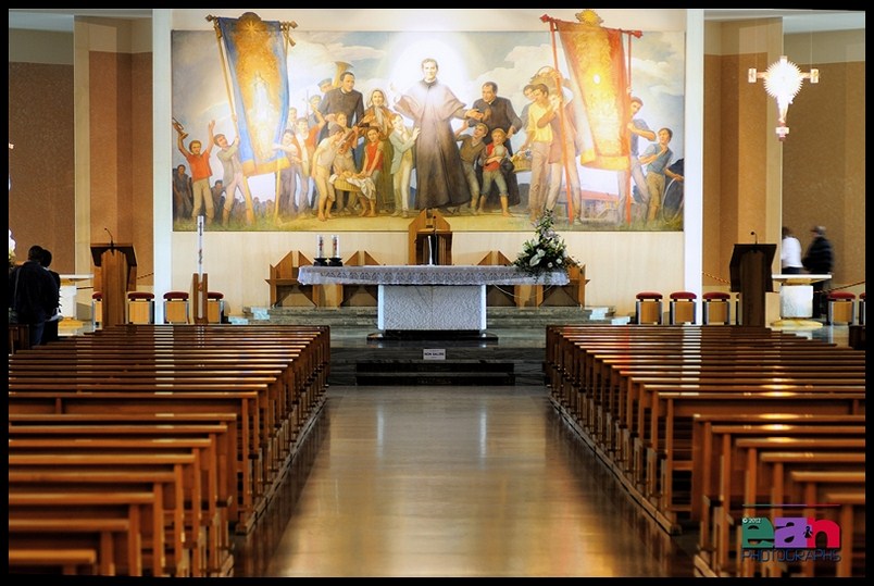 Sullo sfondo il dipinto raffigurante don Bosco e i giovani nella chiesa inferiore