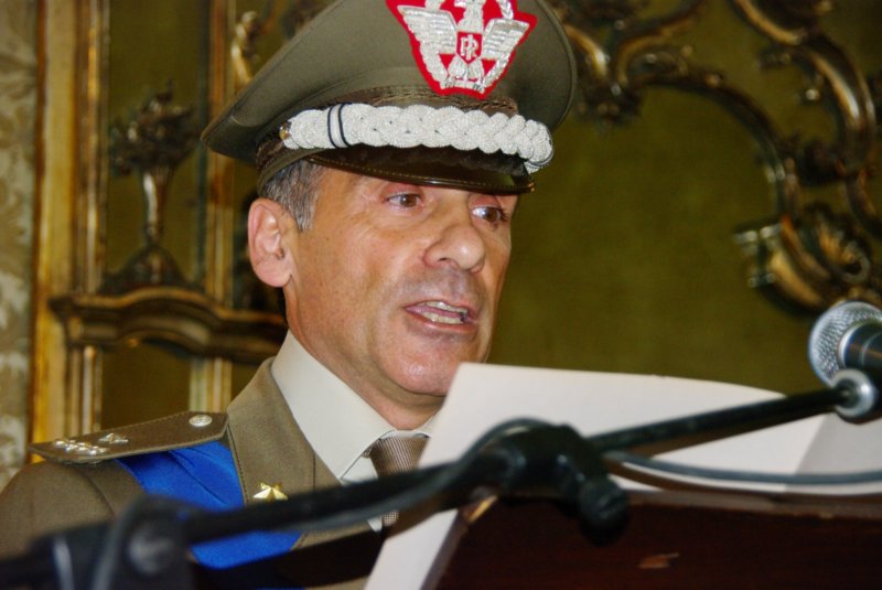 GEN: ANTONIO PENNINO: SOTTO LA DIVISA BATTE IL CUORE DI UN UOMO ECCEZIONALE-BRUNA ROSCO Principia