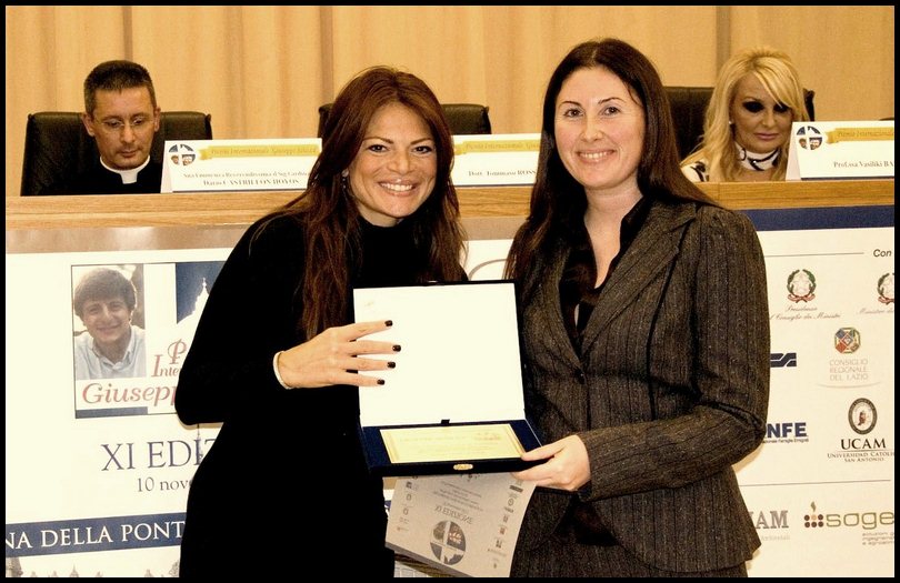 Paola Chiesa premiata dalla giornalista sportiva di Rai Sport Valeria Ciardiello