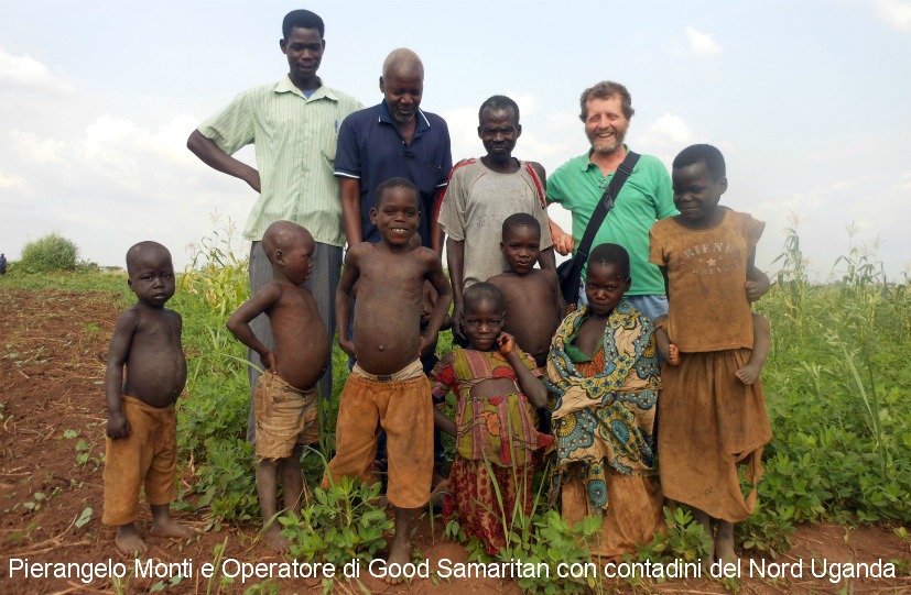 Pierangelo Monti con i contadini di Amuru Good Samaritan