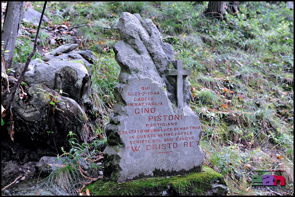 Il cippo a ricordo di Gino Pistoni