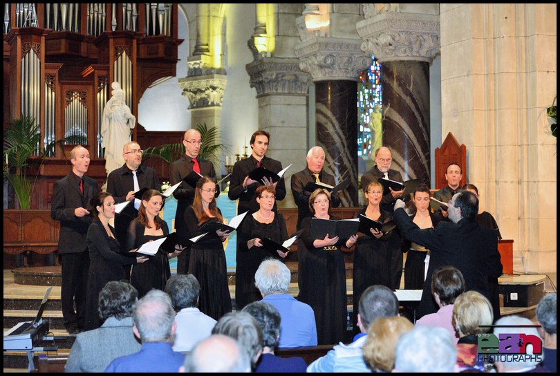 UN CORO CHE CANTA CON IL CUORE-FERRARO Gianni
