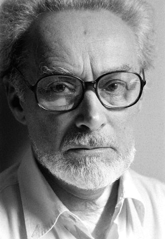 Primo Levi. Scrittore, partigiano, chimico e poeta torinese sopravvissuto al campo di concentramento di Auschwitz.