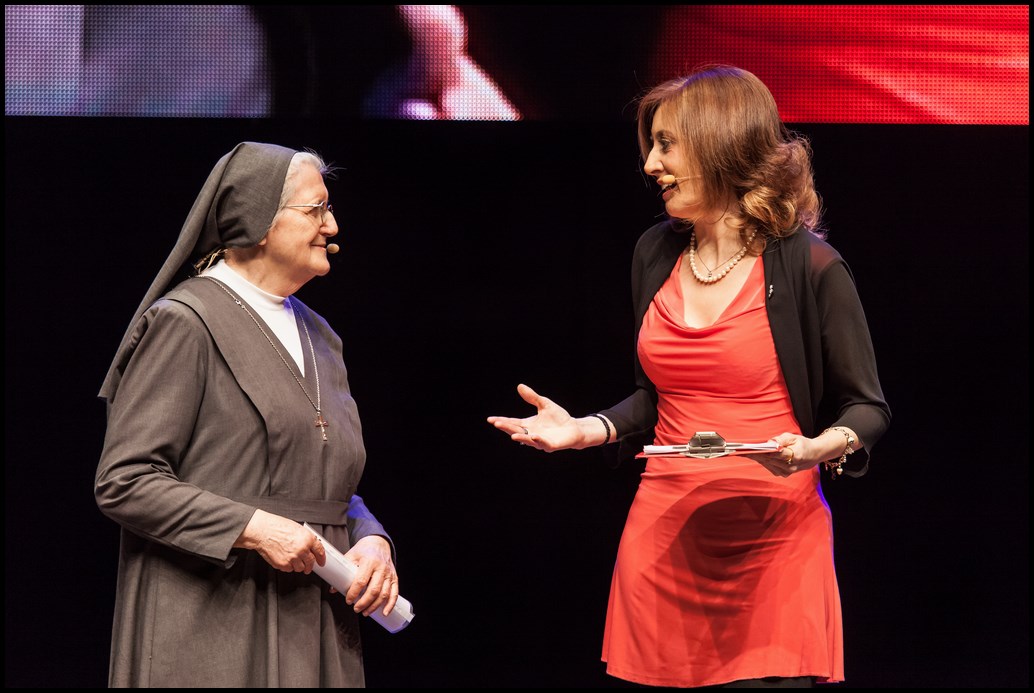 Suor Anna Maria Scarzello intervistata dalla giornalista Alessandra Ferraro